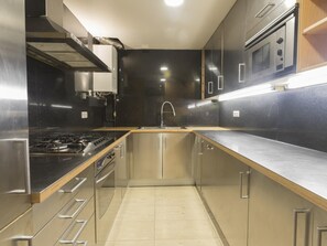 Jääkaappi, mikroaaltouuni, uuni, astianpesukone