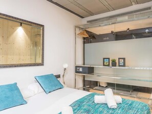 1 habitación, tabla de planchar con plancha, internet y ropa de cama