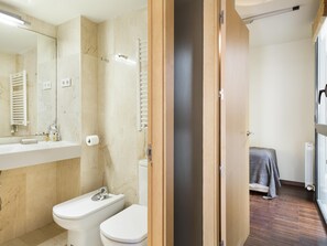 Een douche, een haardroger, handdoeken