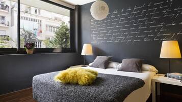 3 slaapkamers, een strijkplank/strijkijzer, internet, beddengoed