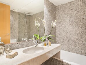 Dusche, Haartrockner, Handtücher