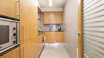 Frigorífico, microondas, horno y lavavajillas