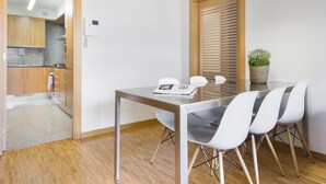 Moderni keittiö, jossa on puukalusteet ja sisäänrakennettu liesi.