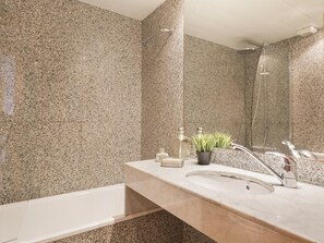 Douche, sĂšche-cheveux, serviettes fournies
