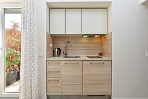 Kühlschrank, Herdplatte, Wasserkocher mit Kaffee-/Teezubehör