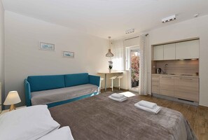 1 chambre, fer et planche à repasser, lit parapluie