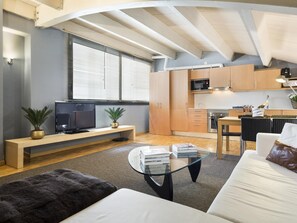 TV - Penthouse for long-term rent to 6 people. (Barcelona)