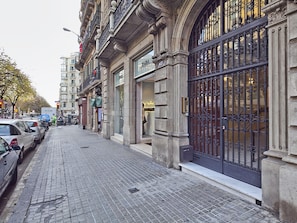 Exterior detail - Apartment in Rambla Catalunya, city center. (Barcelona)