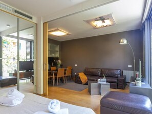 TV - Barcelona Center Flat: Shared Rooftop Pool for 8 (Barcelona)