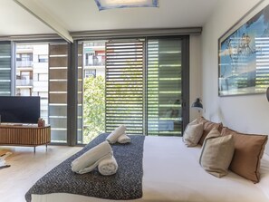 3 habitaciones, tabla de planchar con plancha, internet y ropa de cama