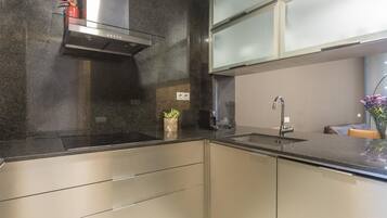 Jääkaappi, mikroaaltouuni, uuni, astianpesukone