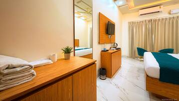Deluxe Room, City View | Hypo-allergenic bedding