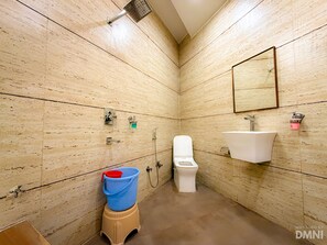 Chambre supérieure | Salle de bain | Serviettes fournies, savon, shampooing