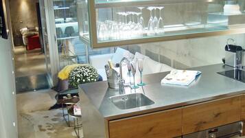 Een koelkast, een magnetron, een oven, een vaatwasser