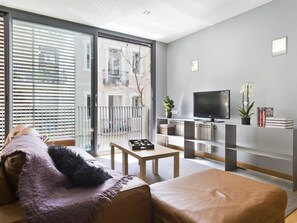 TV - Gràcia: Cozy duplex with shared pool + terrace (Barcelona)