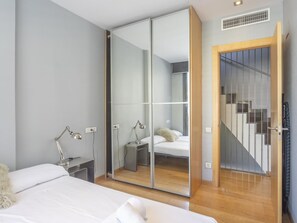 2 slaapkamers, een strijkplank/strijkijzer, internet, beddengoed