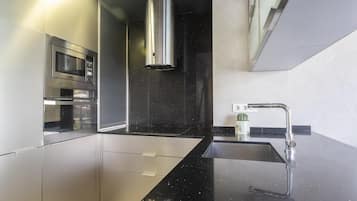 Een koelkast, een magnetron, een oven, een vaatwasser