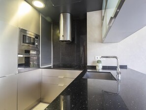 Een koelkast, een microgolfoven, een oven, een vaatwasser