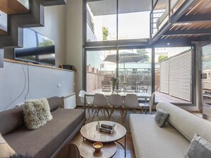 TV - Apartment with terrace and pool, for 10 (Barcelona)