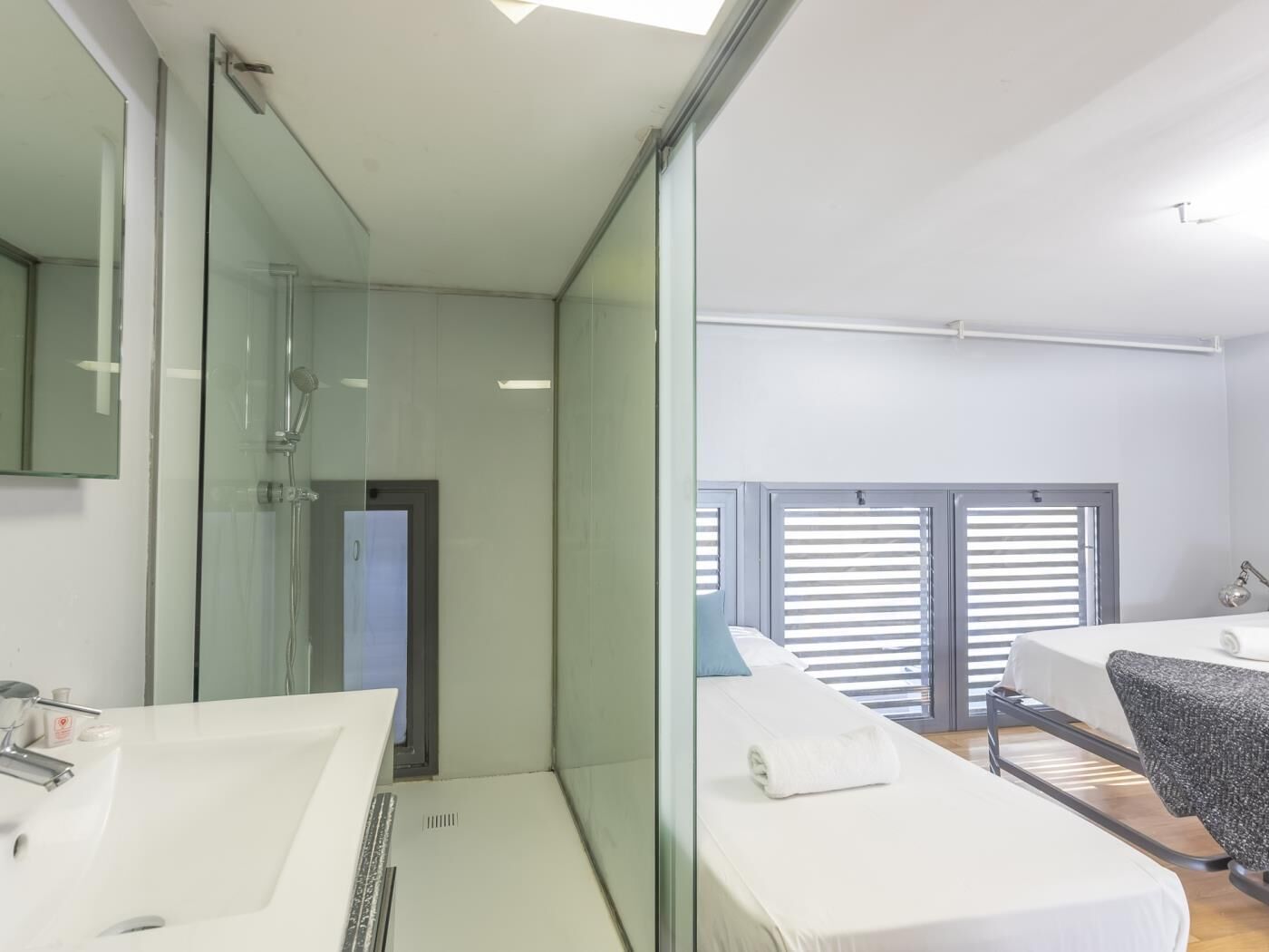 Een douche, een haardroger, handdoeken