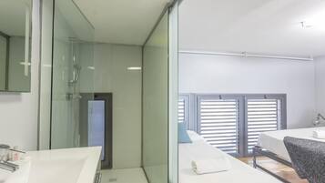 Een douche, een haardroger, handdoeken