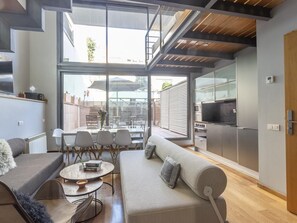 TV - Apartment with terrace and pool, for 10 (Barcelona)