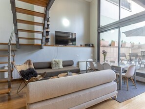 TV - Apartment with terrace and pool, for 10 (Barcelona)