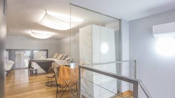 3 habitaciones, tabla de planchar con plancha, internet y ropa de cama