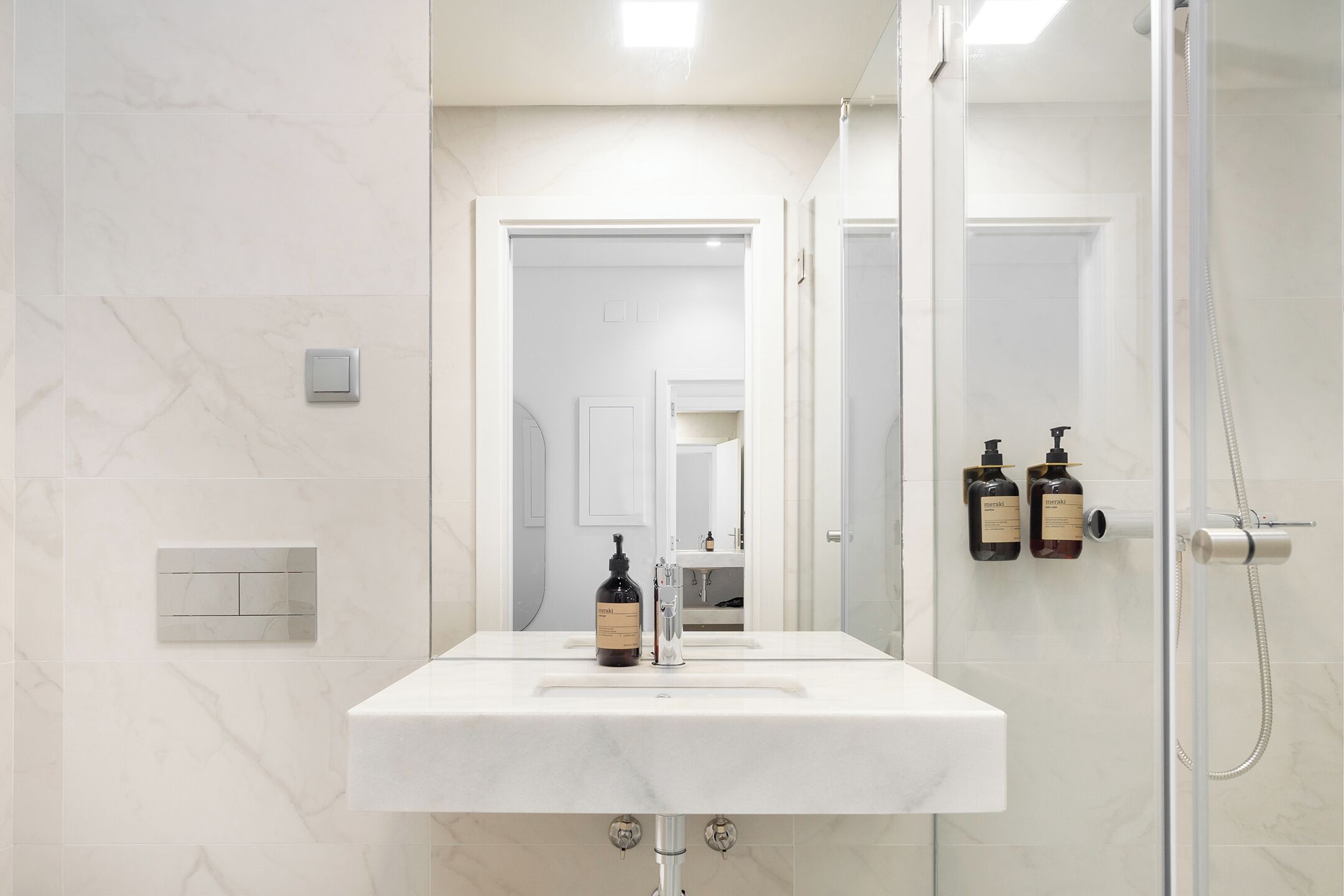 Apartment (BeatoHUB 0RCD) | Bathroom | Hair dryer, towels, toilet paper