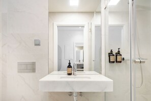 Apartment (BeatoHUB 0RCD) | Bilik Mandi | Pengering rambut, tuala disediakan, tisu tandas 