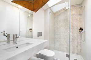 Studio (BeatoHUB 2D) | Badkamer | Een haardroger, handdoeken, toiletpapier