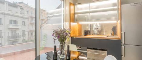 Jääkaappi, mikroaaltouuni, uuni, astianpesukone