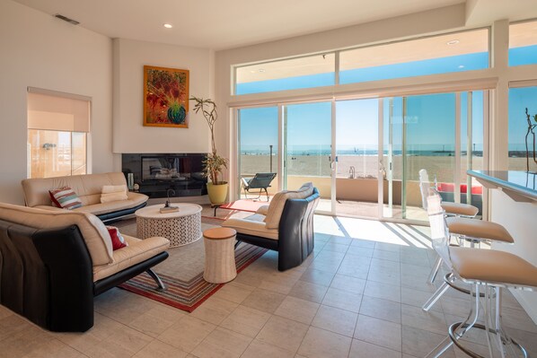 Smart TV, fireplace, offices, printers - Time2Relax at this Beachfront House on Silverstrand! (Oxnard)