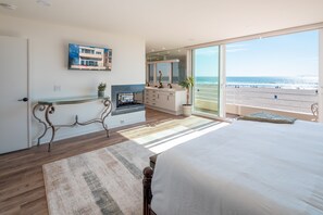 3 bedrooms, desk, iron/ironing board, travel crib