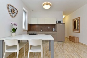 Een koelkast, een magnetron, een oven, een kookplaat