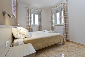 2 chambres, fer et planche à repasser, lit parapluie, accès Internet