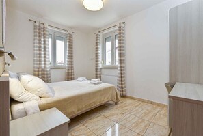 1 chambre, fer et planche à repasser, lit parapluie, accès Internet