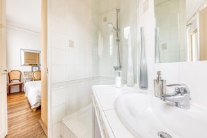 Haartrockner, Handtücher, Seife, Toilettenpapier