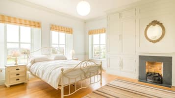 4 bedrooms, iron/ironing board, WiFi