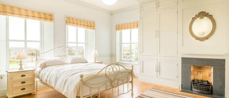 4 bedrooms, iron/ironing board, WiFi