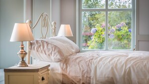 4 bedrooms, iron/ironing board, WiFi