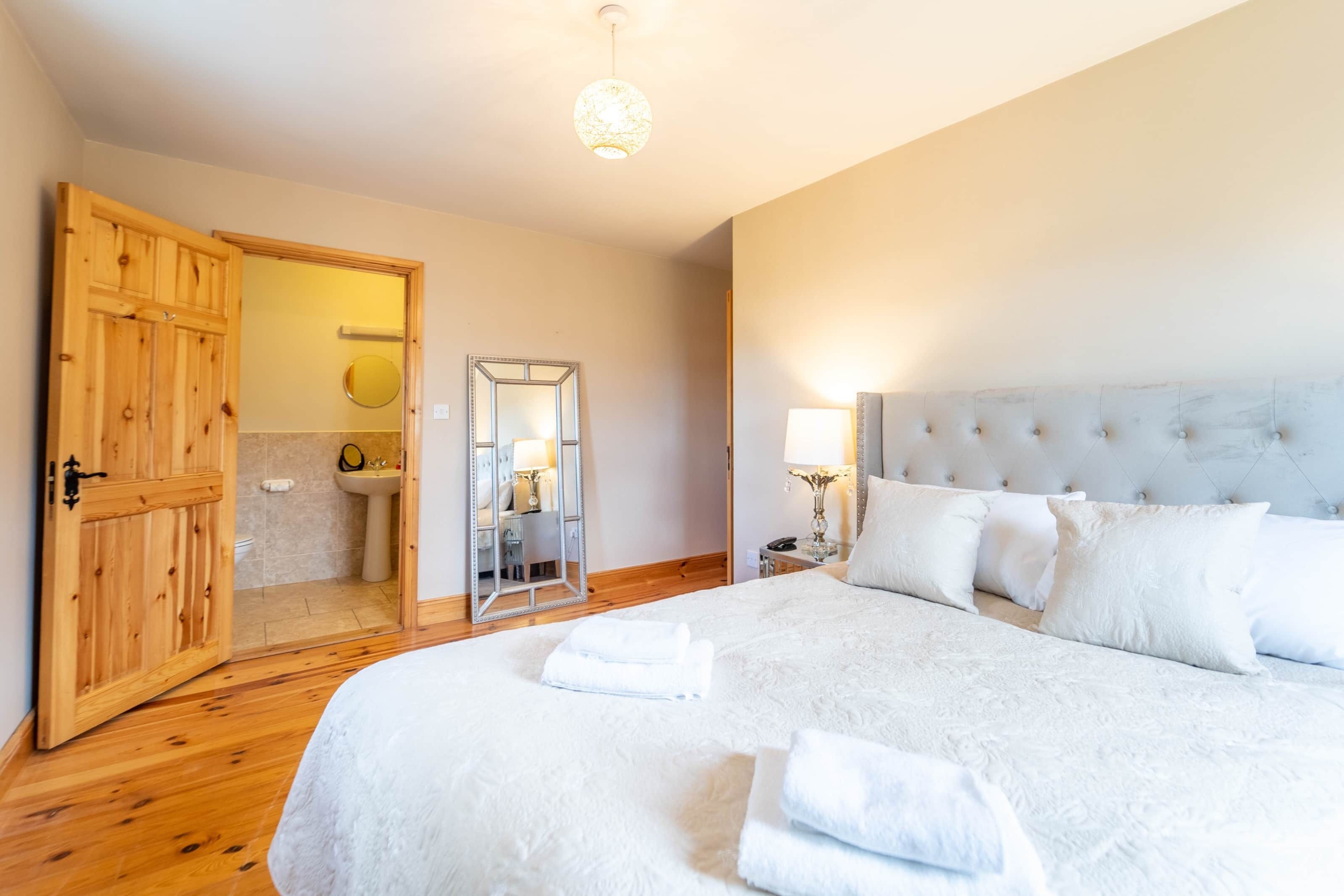 3 habitaciones, tabla de planchar con plancha, wifi y ropa de cama 