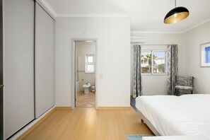 3 slaapkamers, een strijkplank/strijkijzer, gratis wifi, beddengoed