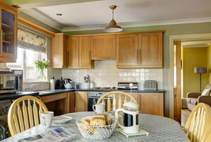 Fridge, microwave, oven, stovetop - House 18 Ard na Mara (Dingle)