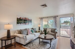 تلفزيون، مدفأة، ستيريو، مكتب