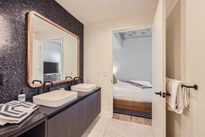 1 bedroom, iron/ironing board, WiFi, bed sheets - 2BR + Luxury +Views +Rooftop pool in Austin (Austin)