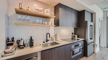 Kühlschrank, Mikrowelle, Ofen, Herdplatte