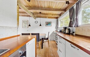 Fridge, stovetop, dishwasher, coffee/tea maker - 3 bedroom nice home in Melby (Melby)