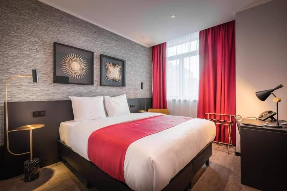 Pillowtop beds, in-room safe, desk, blackout drapes