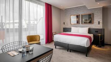 Surmatelas, coffres-forts dans les chambres, bureau, rideaux occultants